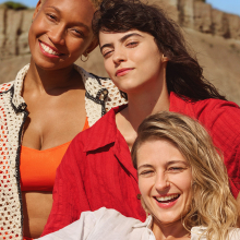 dm Three women at cliffs
