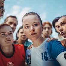 erste bank team girl huddle